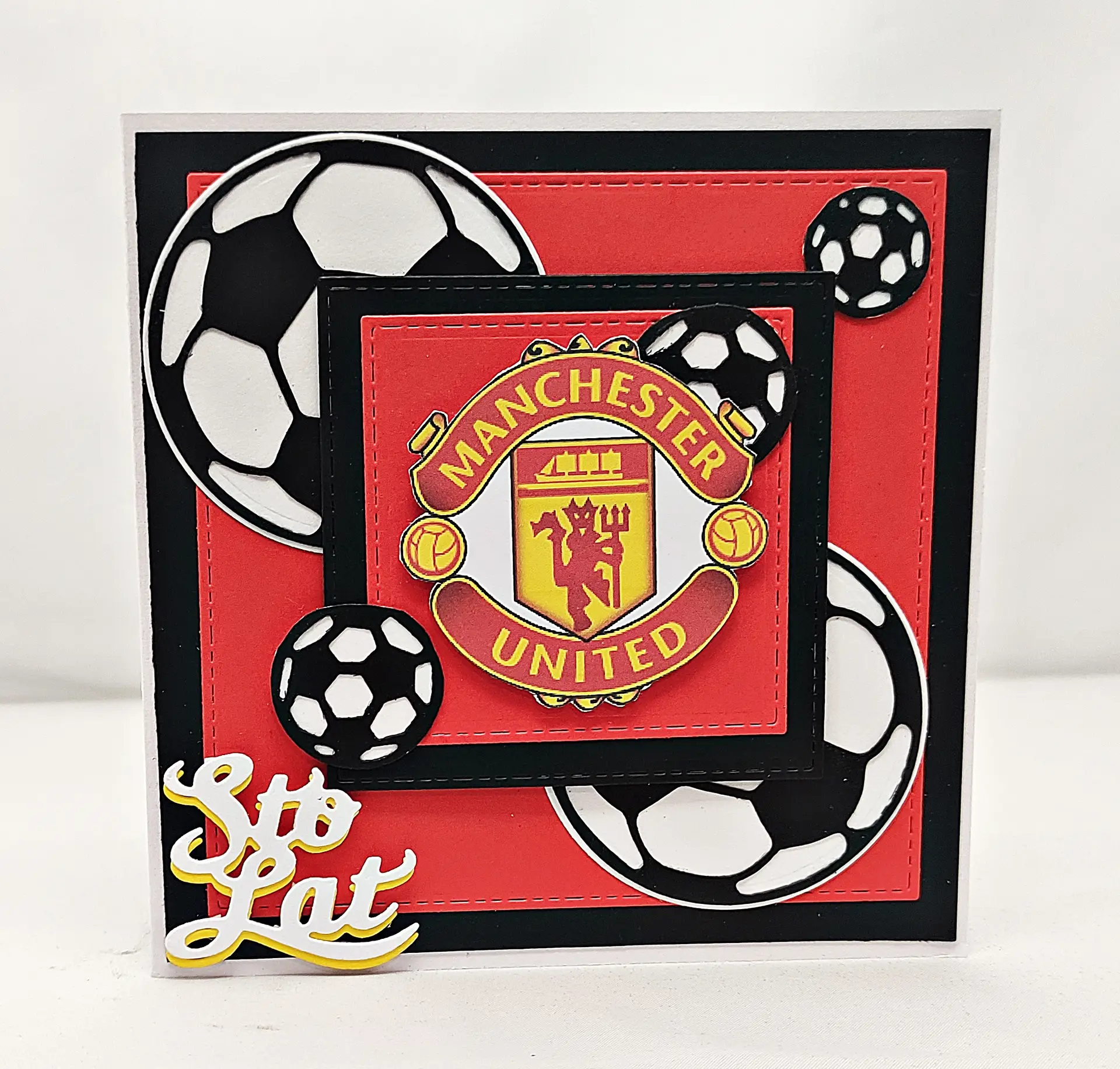 Ręcznie robiona kartka piłkarska w czerwono-czarnych barwach Manchester United z herbem klubu, motywem piłek i napisem urodzinowym dla kibica