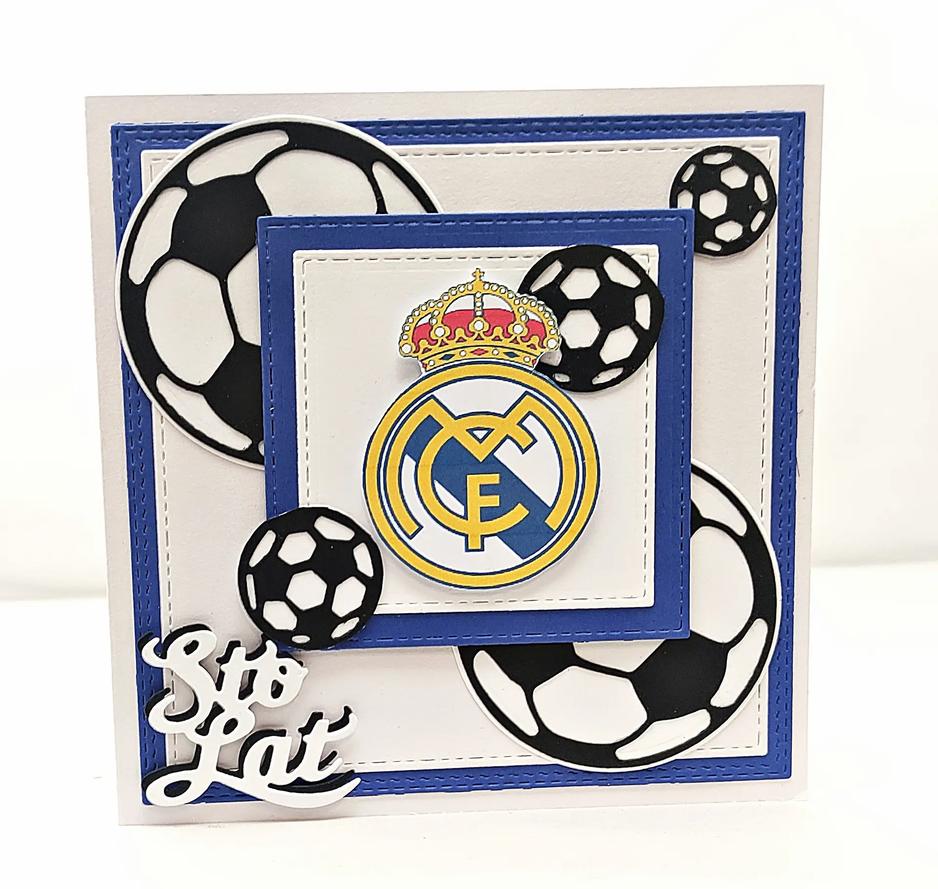 Ręcznie robiona kartka piłkarska w biało-niebieskich barwach z herbem Realu Madryt, motywem piłek i urodzinowym napisem jako prezent dla fana