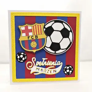 Ręcznie robiona kartka urodzinowa w barwach FCB Barcelona, czerwono-niebieskie paski, duże logo klubu i piłka nożna 3D, napis Spełnienia marzeń – idealna kartka dla fana piłki nożnej.