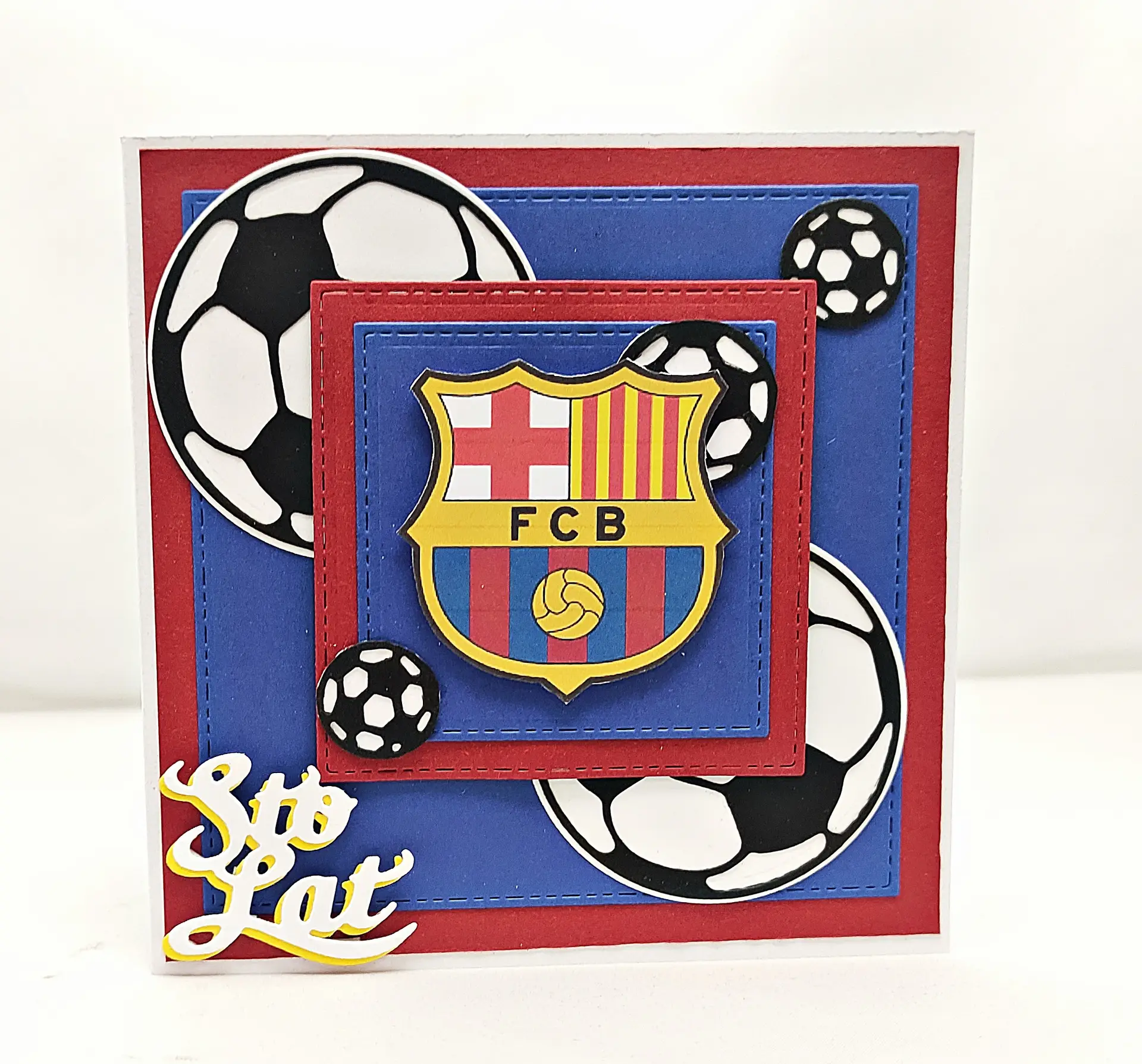 Ręcznie robiona kartka piłkarska w granatowo-bordowych barwach FC Barcelony z herbem klubu, motywem piłek i napisem urodzinowym idealna jako prezent dla kibica