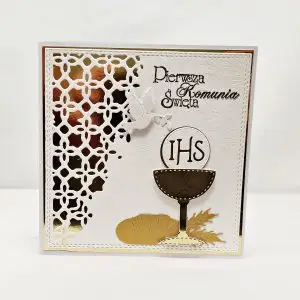 Ręcznie robiona kartka komunijna 13,5x13,5 z kielichem, napisem „Pierwsza Komunia Święta” i ażurowym zdobieniem w rogu, elegancka pamiątka uroczystości
