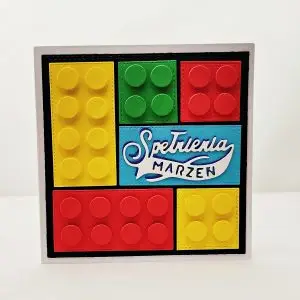 ręcznie robiona kartka z kolorowymi klockami lego z napisem "Spełnienia marzeń", idealna na urodziny i imieniny, z kopertą i foliówką