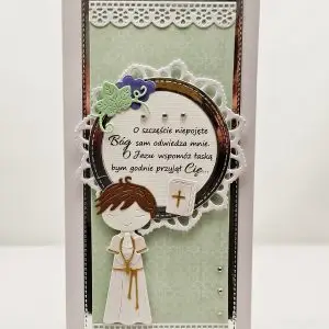 Ręcznie wykonana kartka komunijna DL w odcieniach zieleni, z postacią chłopca w albie i okrągłym polem z tekstem komunijnym, elegancka pamiątka Pierwszej Komunii Świętej