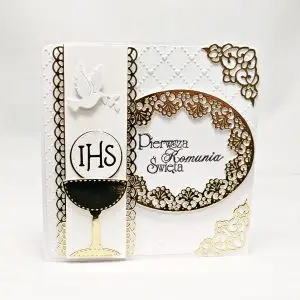 Ręcznie wykonana kartka komunijna w odcieniach bieli i złota, z motywem kielicha i napisem IHS, ozdobiona ażurowymi wycięciami i subtelnym połyskiem