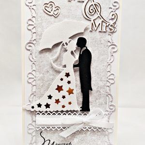 ręcznie robiona kartka ślubna w formacie DL z parą młodą pod parasolką w szarościach, elegancka kartka na ślub z motywem Mr & Mrs