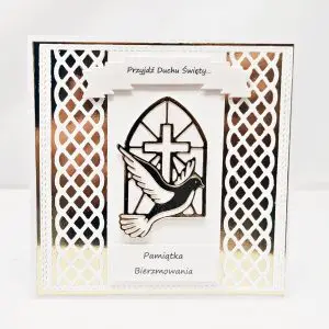 kwadratowa kartka na bierzmowanie ręcznie robiona w biało-złotej kolorystyce z gołębicą i krzyżem, elegancka pamiątka sakramentu bierzmowania