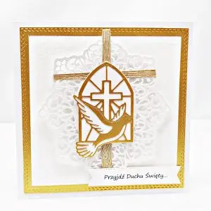 kwadratowa kartka na bierzmowanie ręcznie robiona z gołębicą na tle krzyża i złotą ramką, elegancka kartka pamiątkowa na bierzmowanie
