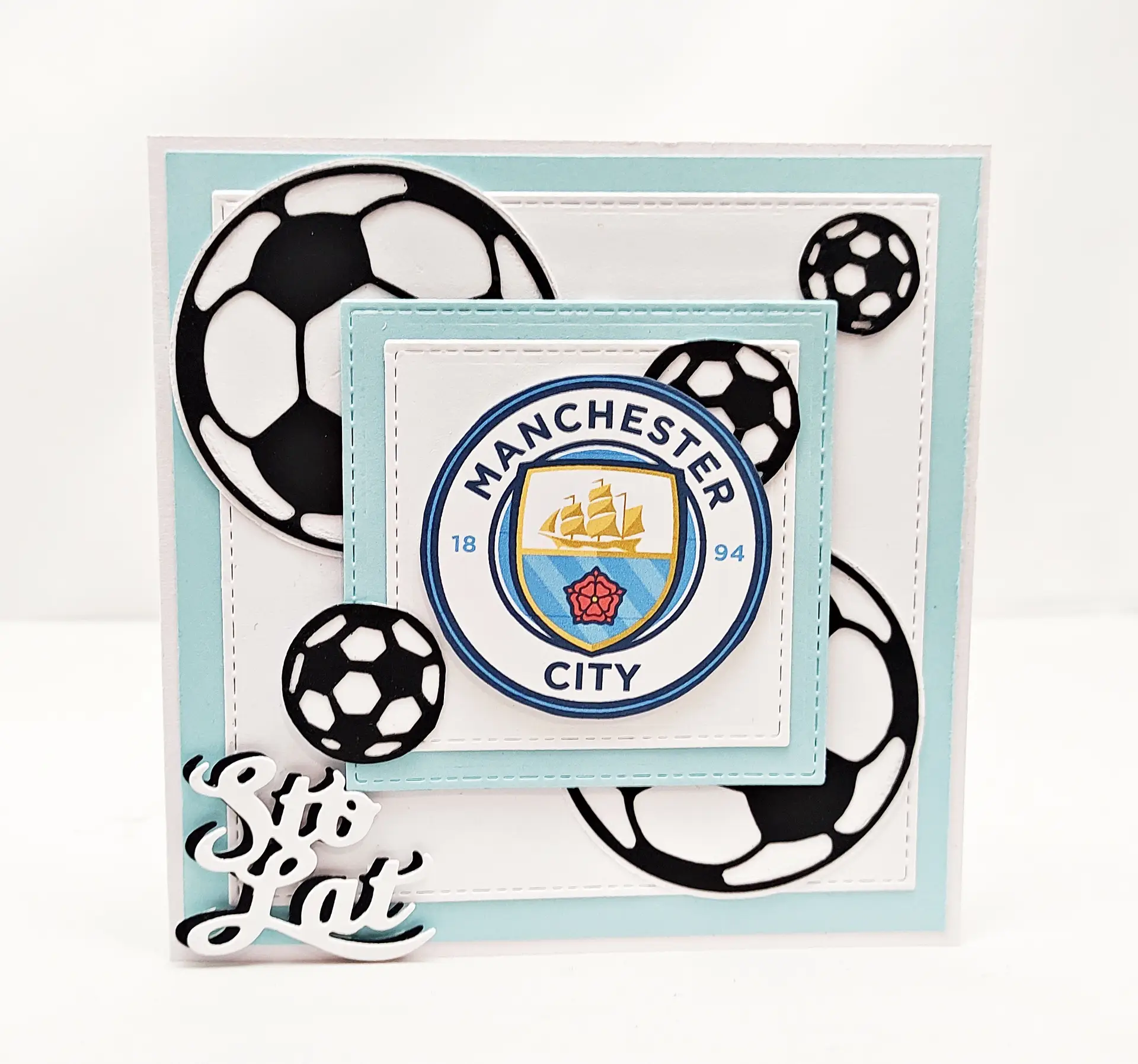 ręcznie robiona kartka urodzinowa z motywem Manchester City, herbem klubu i piłkami nożnymi, idealna kartka dla kibica piłki nożnej