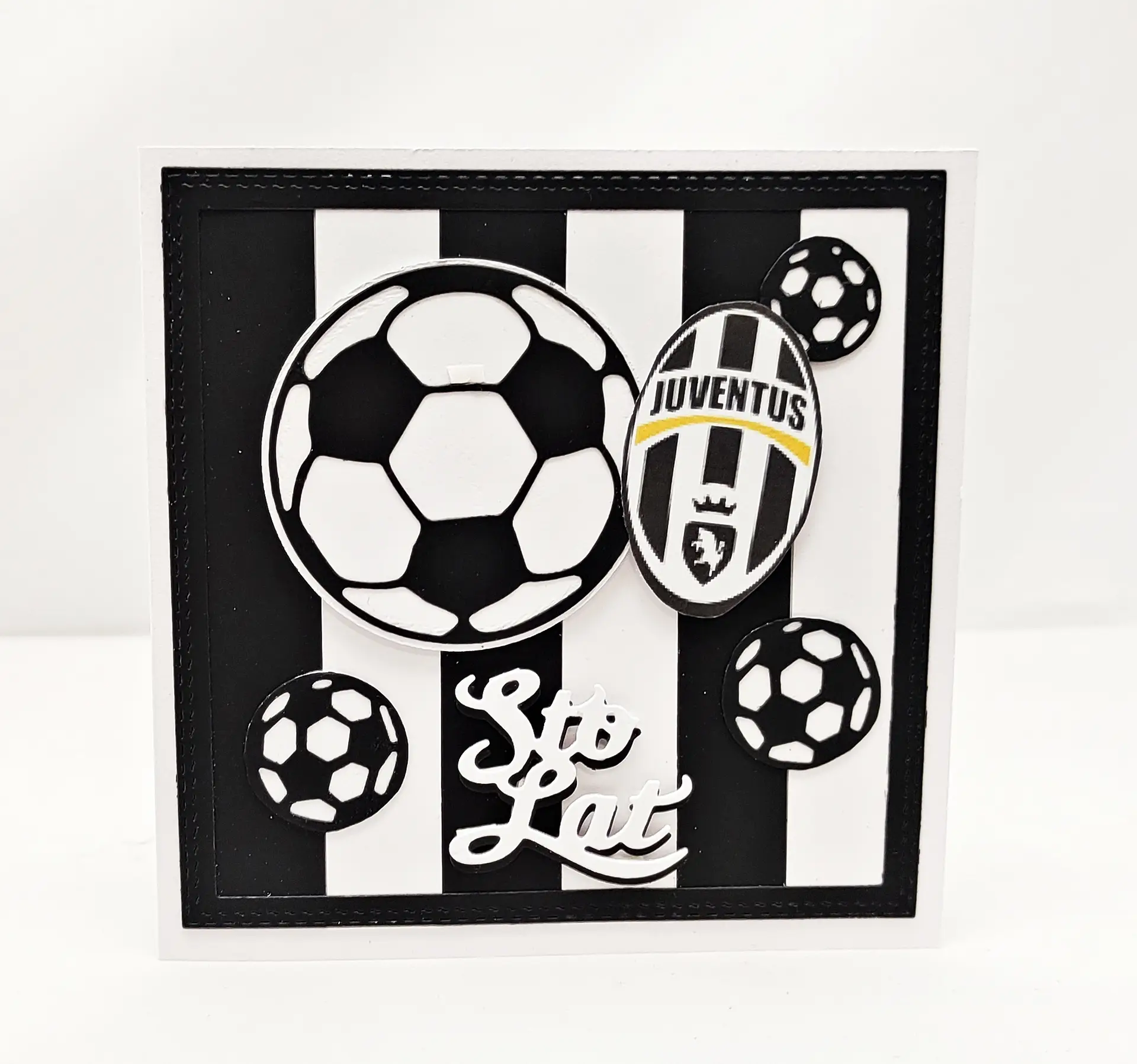 Ręcznie robiona kartka piłkarska Juventus Turyn w pionowe czarno-białe paski z herbem klubu, motywem piłek i napisem „Sto lat” jako urodzinowy prezent dla kibica