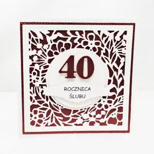 kwadratowa kartka na Rubinowe Gody z napisem 40 rocznica ślubu na ażurowym tle w kolorze rubinowej czerwieni, ręcznie robiona kartka jubileuszowa