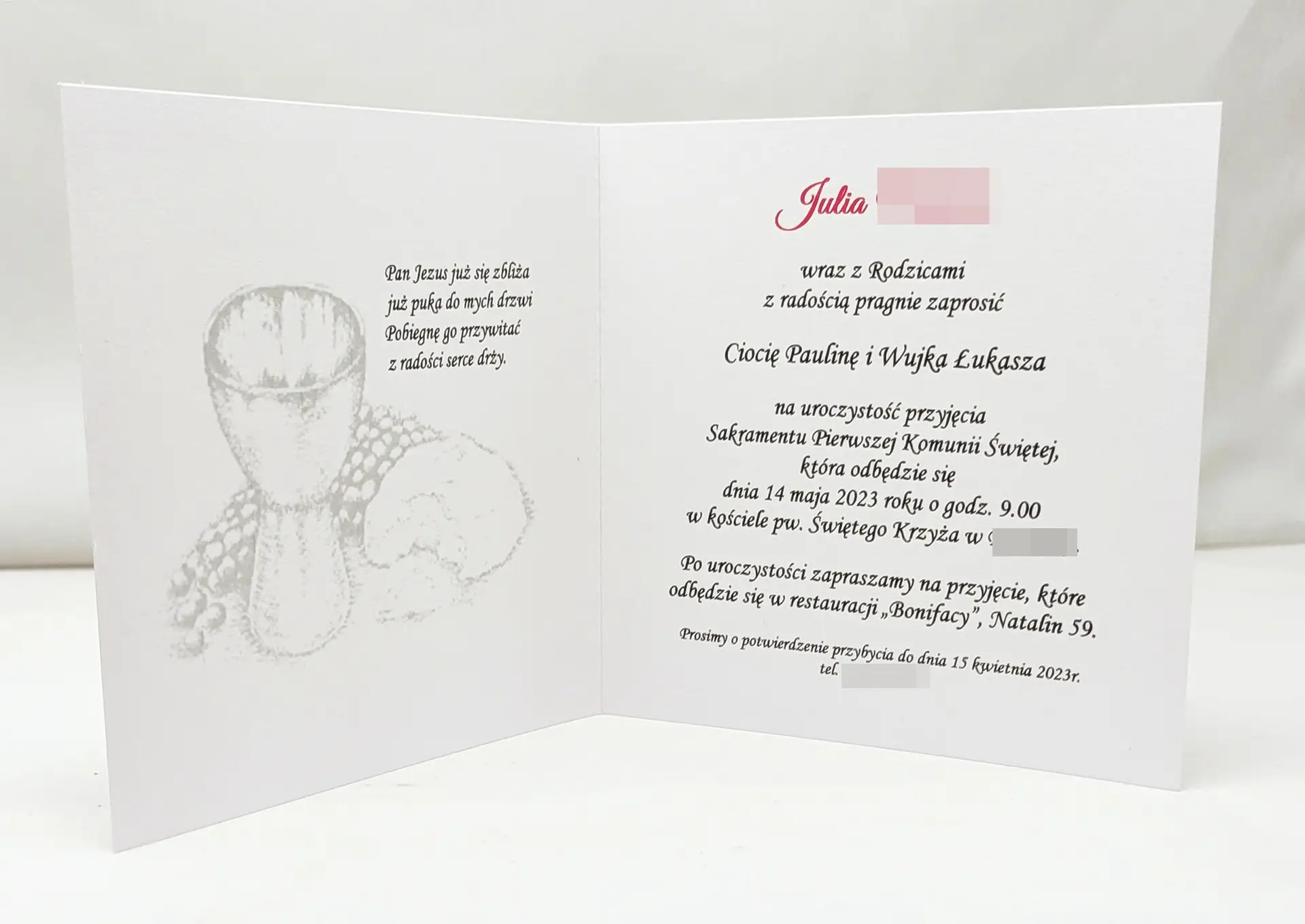 Uniwersalny środek zaproszenia na Pierwszą Komunię Świętą dla dziewczynki, z imieniem w kolorze różowym dopasowanym do frontu, elegancki układ tekstu.