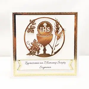 Zaproszenie na Pierwszą Komunię Świętą z kielichem i symbolem IHS w okręgu, na białym papierze wizytówkowym z lustrzanym złotym tłem, eleganckie biało-złote zaproszenie komunijne.