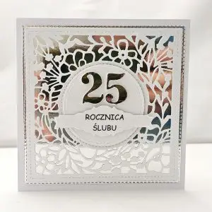 kwadratowa kartka na Srebrne Gody z napisem 25 rocznica ślubu na srebrnym ażurowym tle, ręcznie robiona kartka na 25 rocznicę ślubu