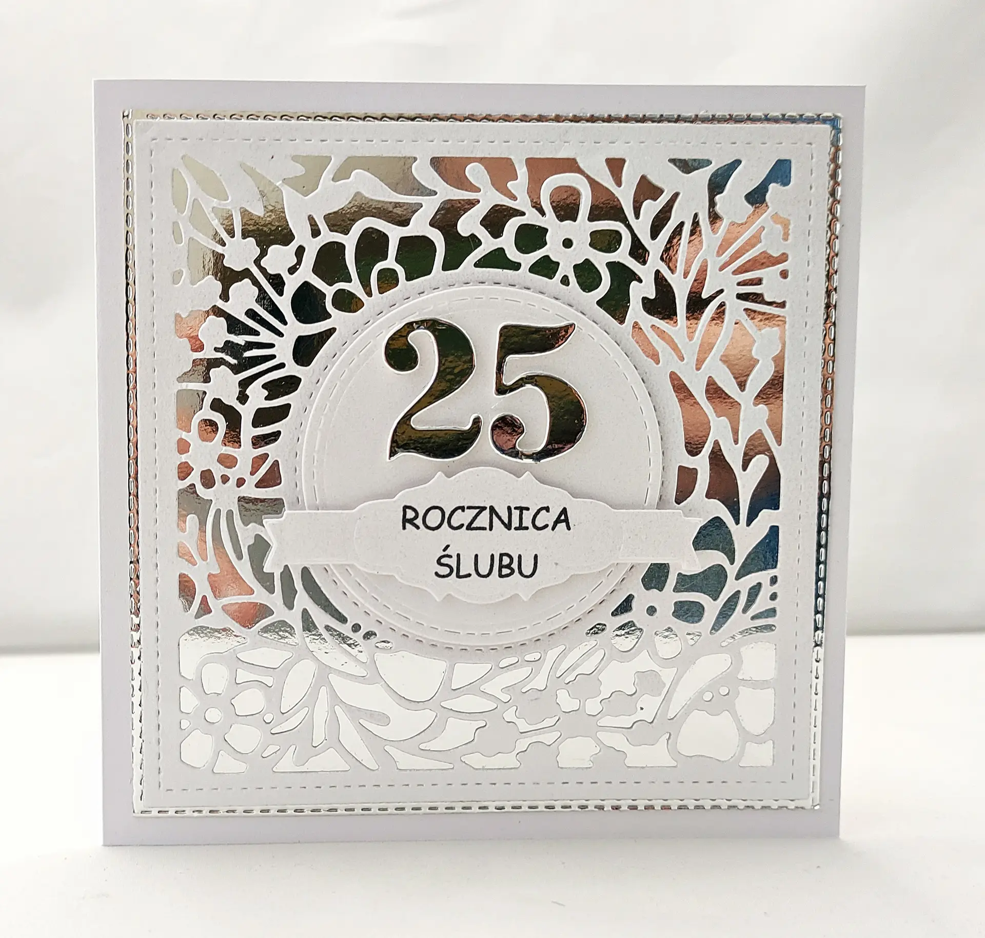 kwadratowa kartka na Srebrne Gody z napisem 25 rocznica ślubu na srebrnym ażurowym tle, ręcznie robiona kartka na 25 rocznicę ślubu