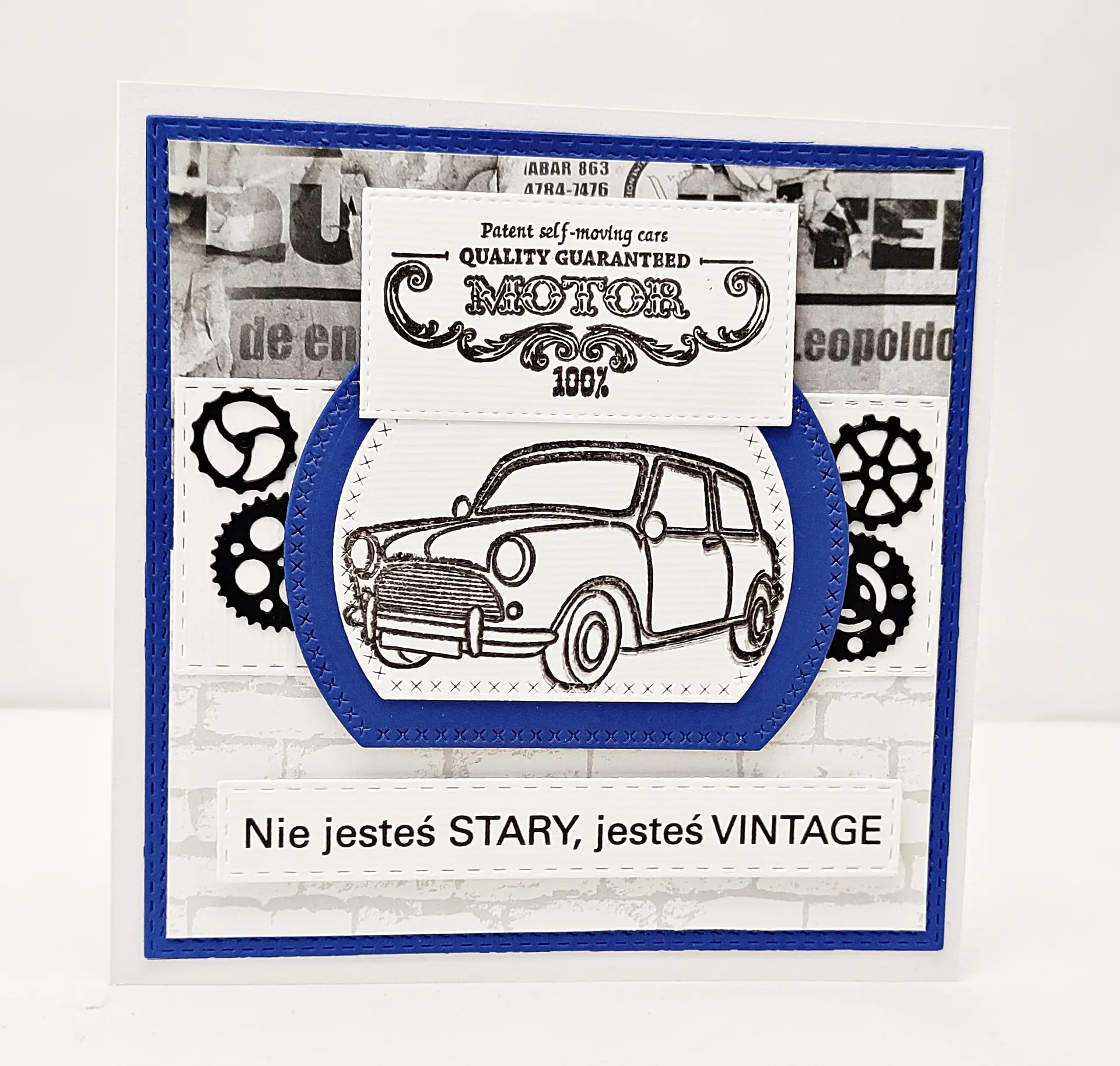 Ręcznie robiona kartka urodzinowa dla mężczyzny z napisem „Nie jesteś stary, jesteś vintage” i rysunkiem samochodu retro w niebieskiej ramce.