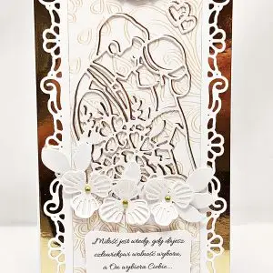 ręcznie robiona kartka na Złote Gody z parą małżonków i kwiatami na złotym tle, elegancka kartka na 50 rocznicę ślubu