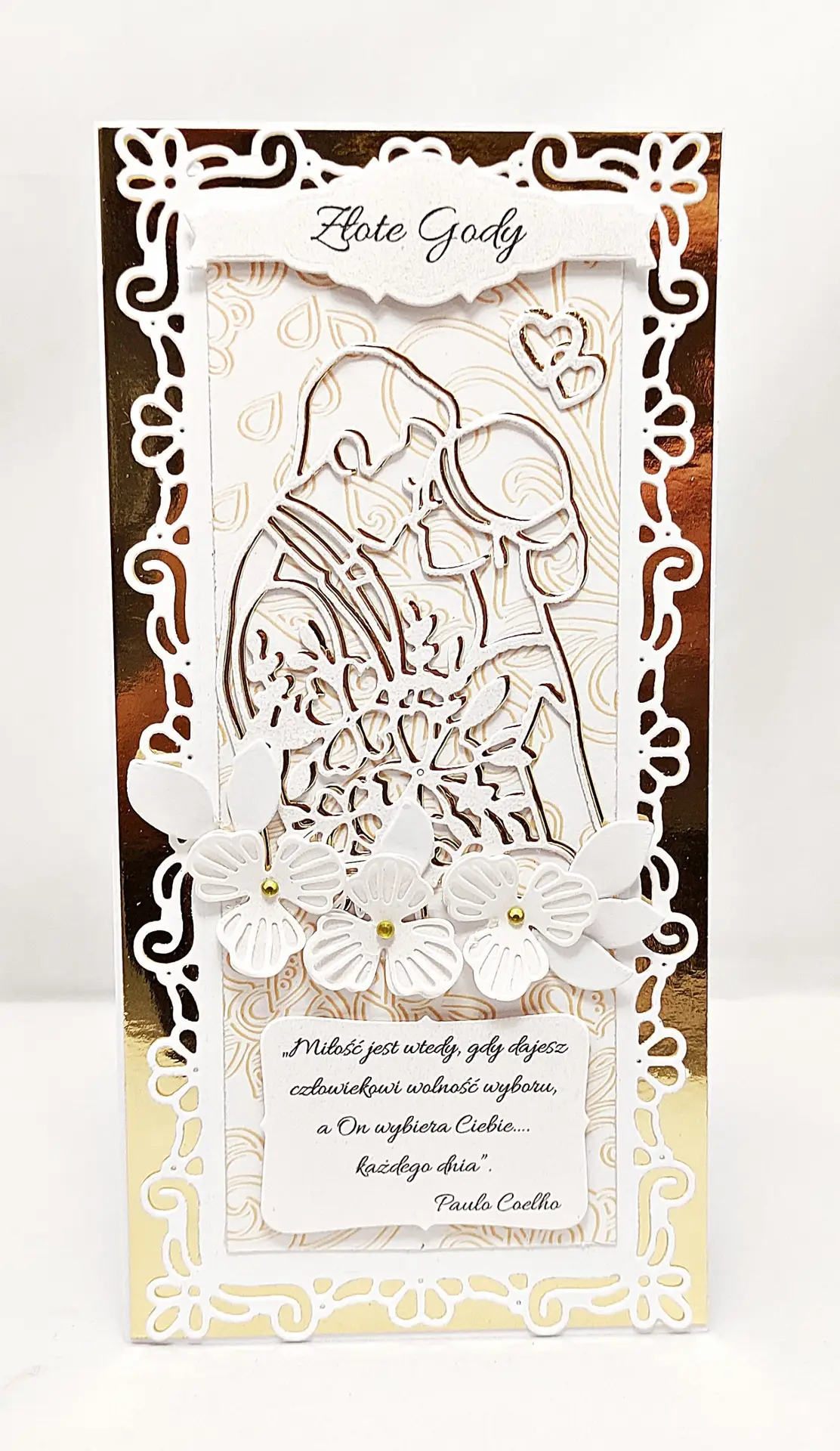 ręcznie robiona kartka na Złote Gody z parą małżonków i kwiatami na złotym tle, elegancka kartka na 50 rocznicę ślubu