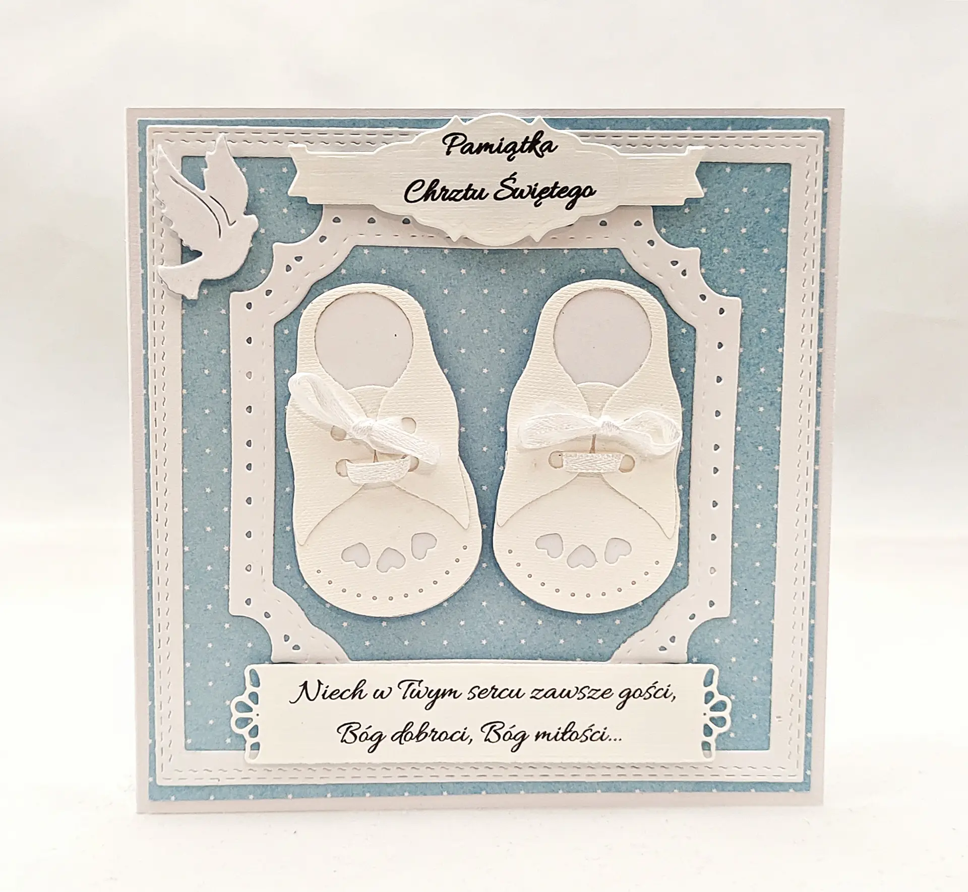 ręcznie robiona kartka na Chrzest Święty dla chłopca z bucikami 3D, serduszkami i gołąbkiem, elegancka pamiątka chrztu handmade