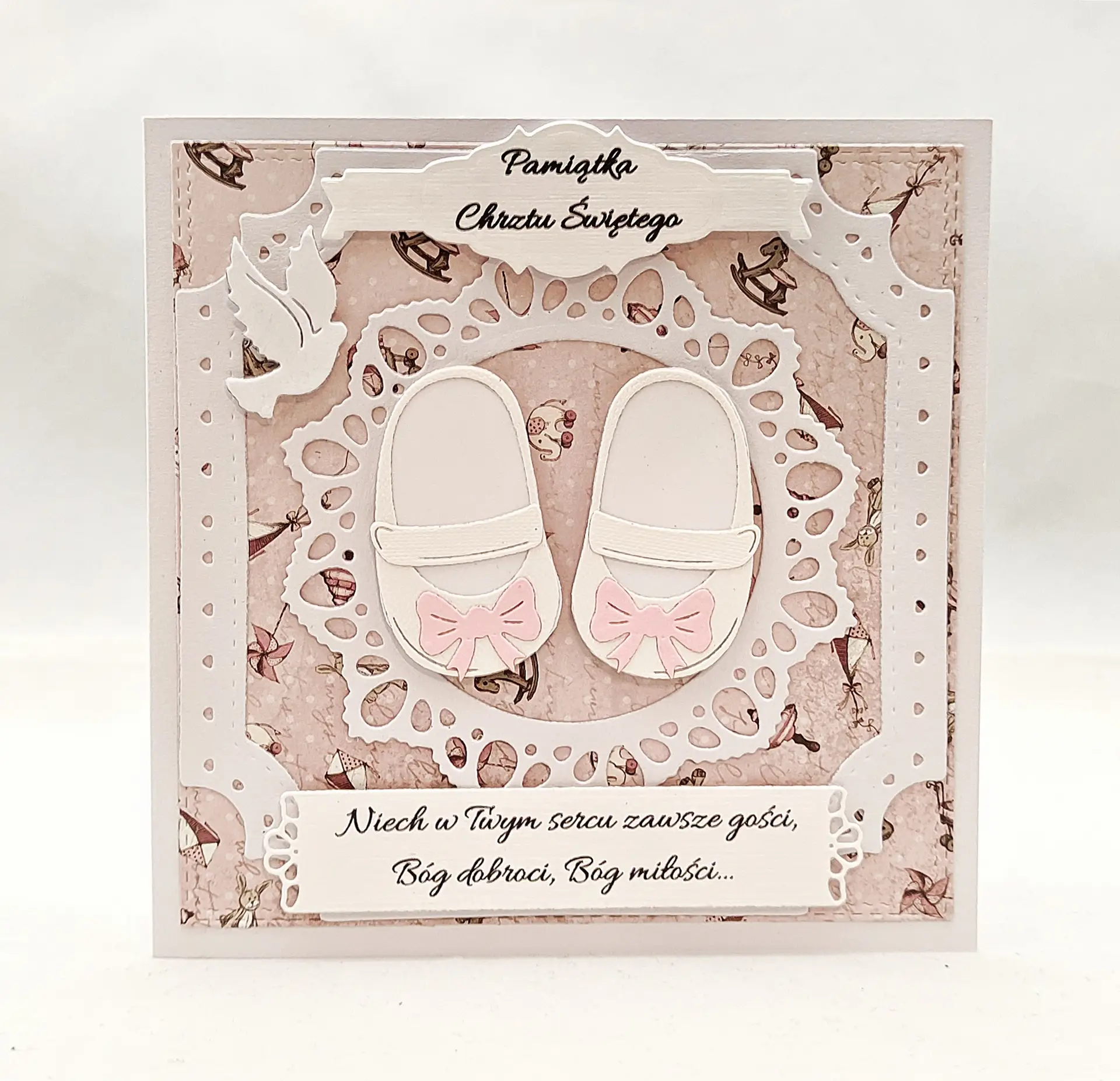 ręcznie robiona kartka na Chrzest Święty dla dziewczynki z białymi bucikami 3D, koronką i gołąbkiem, delikatna pamiątka chrztu handmade