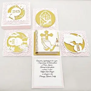 Otwarty exploding box na I Komunię Świętą dla dziewczynki z pudełeczkiem 3D na biżuterię w środku i czterema dekoracyjnymi ściankami z motywami komunijnymi