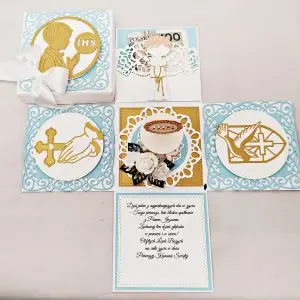 Otwarty exploding box na I Komunię Świętą dla chłopca w błękitach z kielichem 3D w środku, widok z góry z wieczkiem pudełka obok