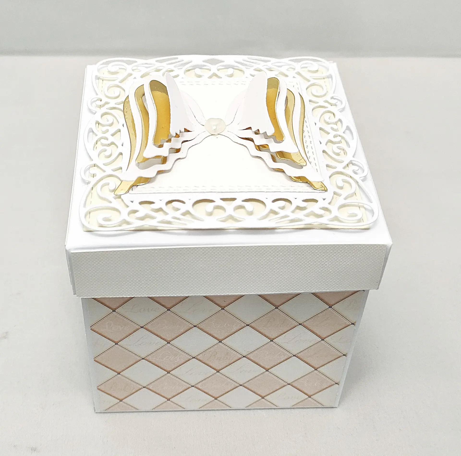 zamknięty exploding box na chrzest święty, eleganckie ręcznie robione pudełko prezentowe z ozdobnym wieczkiem
