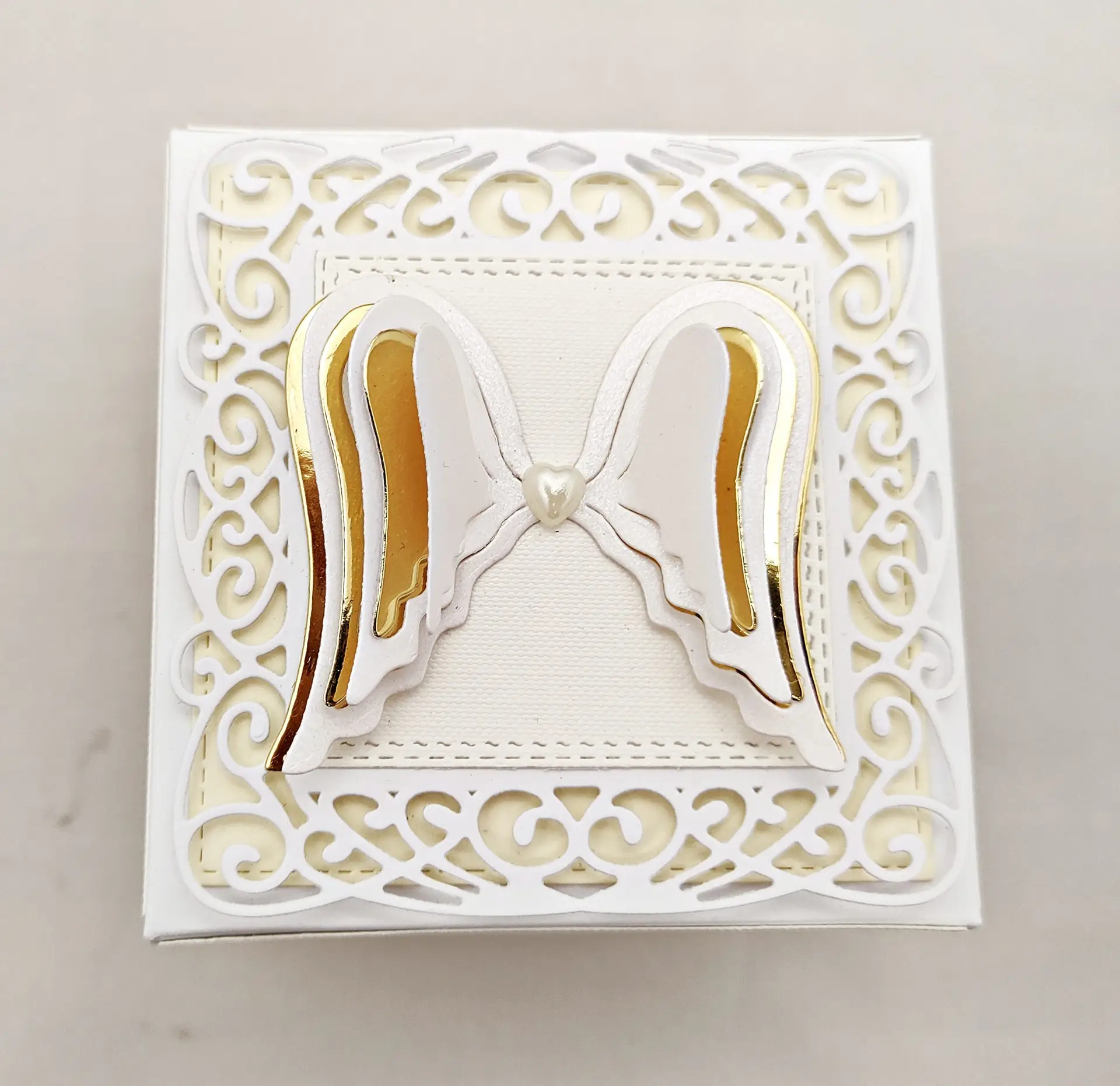 wieczko exploding boxa na chrzest święty z dekoracyjnymi skrzydłami anioła, ręcznie robione pudełko prezentowe na chrzest