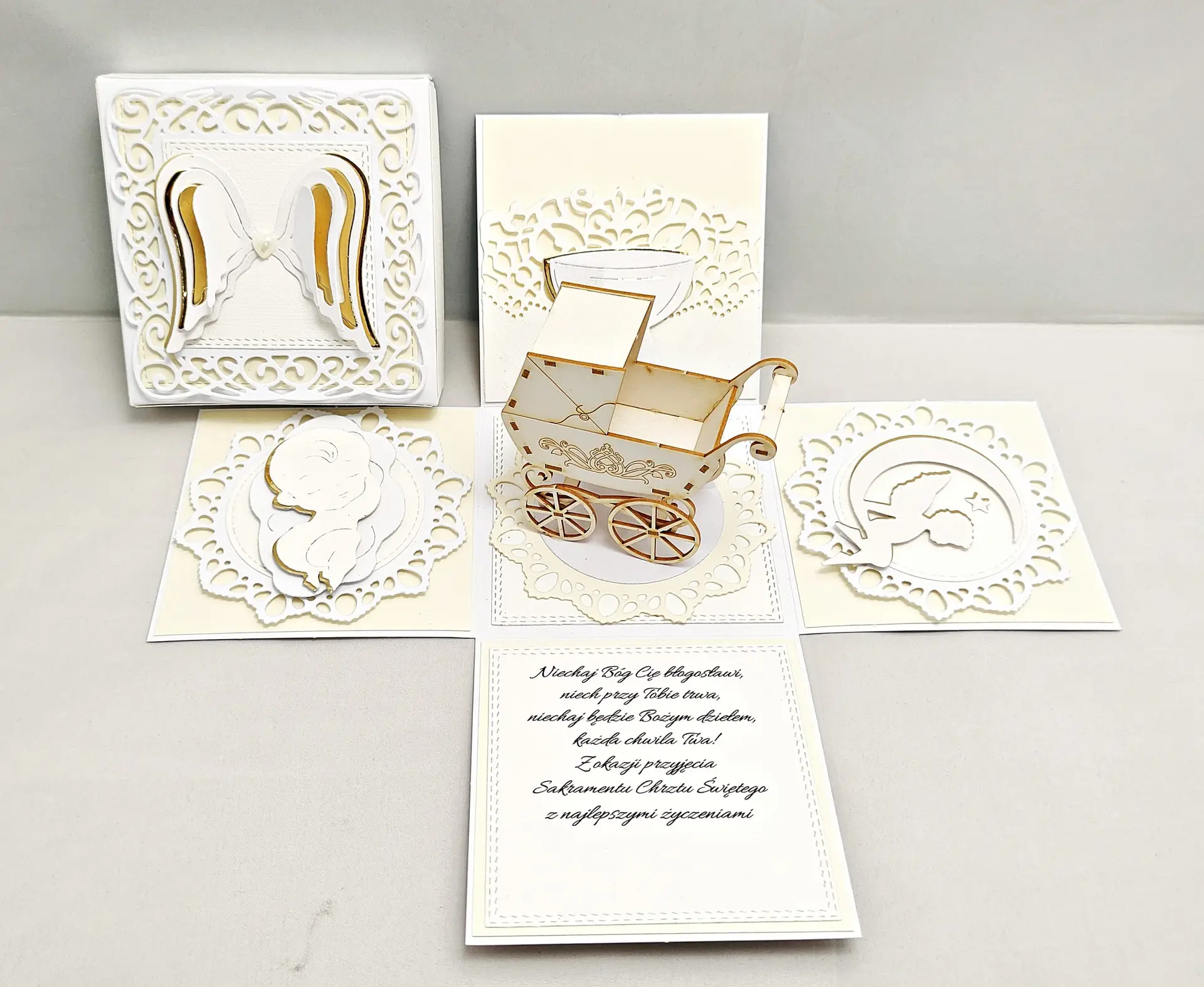 ręcznie robiony exploding box na chrzest święty z wózkiem 3D w środku, otwarte pudełko z ozdobnymi ściankami, życzeniami i zakładką na pieniądze