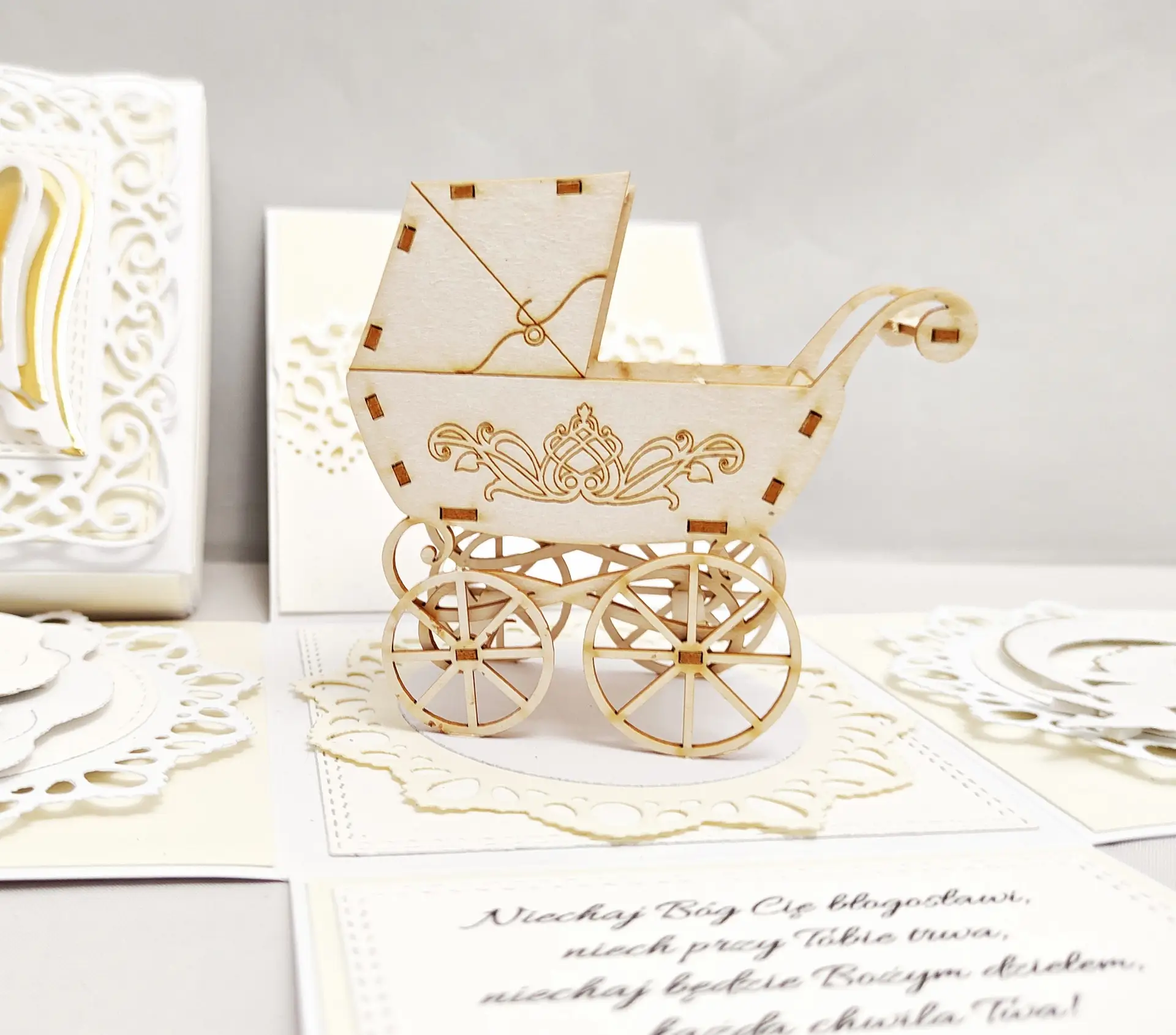 detal wózka 3D e exploding boxie na chrzest święty, ręcznie robiona dekoracja w centralnej części pudełka