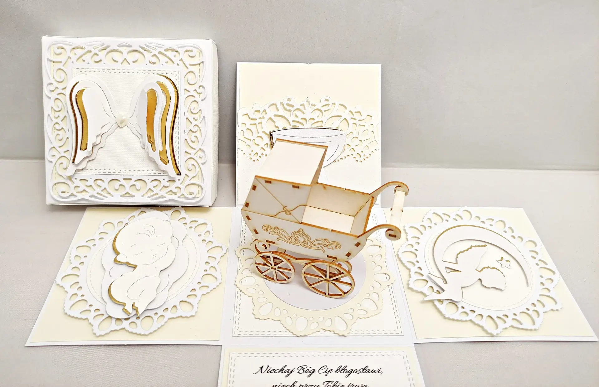 zbliżenie na wózek 3D w exploding boxie na chrzest święty, dekoracyjny element w środku ręcznie robionego pudełka