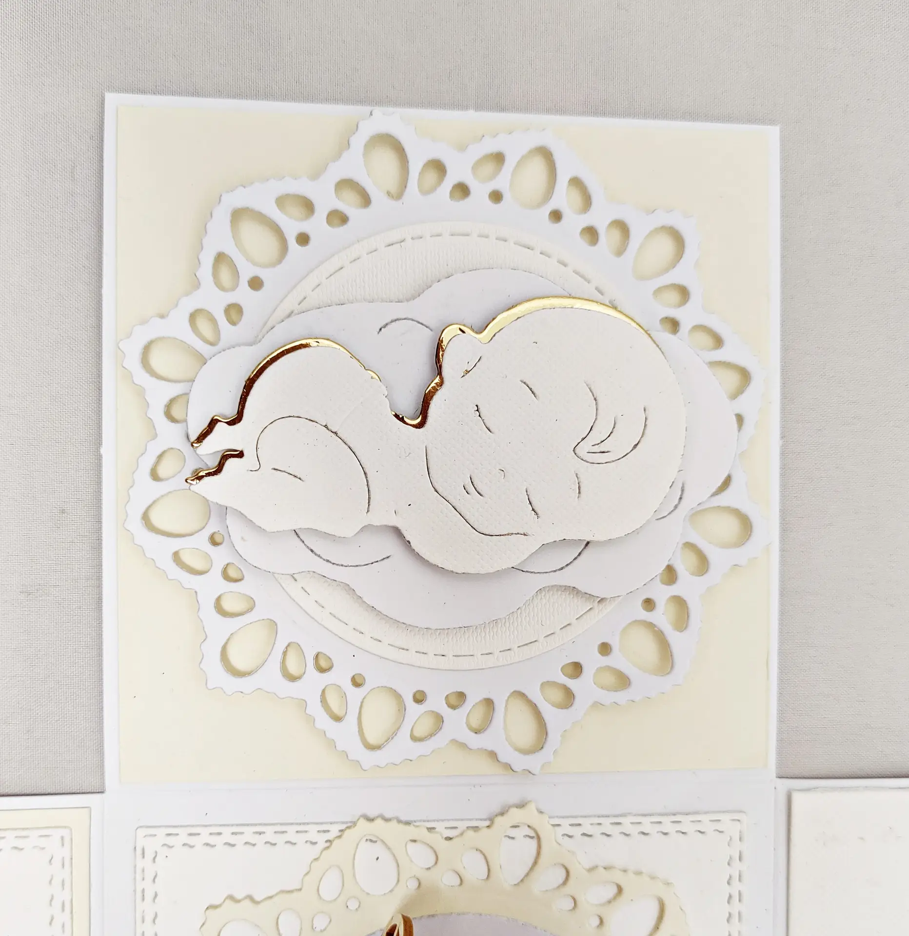 ścianka exploding boxa na chrzest święty z leżącym dzidziusiem, urocza dekoracja ręcznie robionego pudełka na chrzest