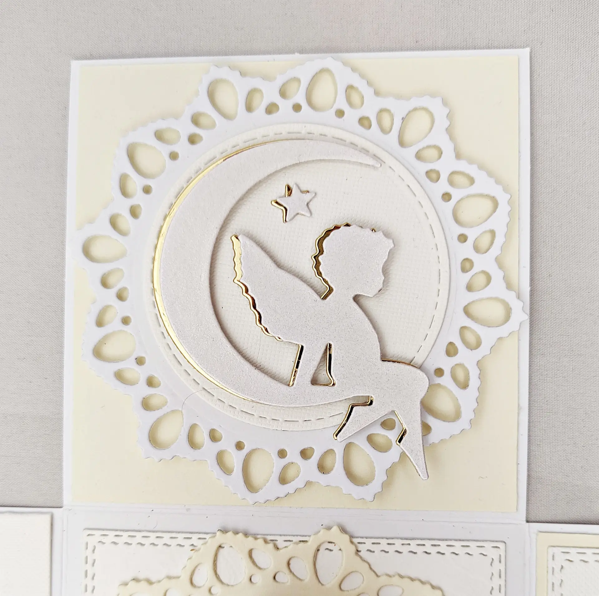 ścianka exploding boxa na chrzest święty z aniołkiem, ozdobna dekoracja symbolizująca opiekę i błogosławieństwo