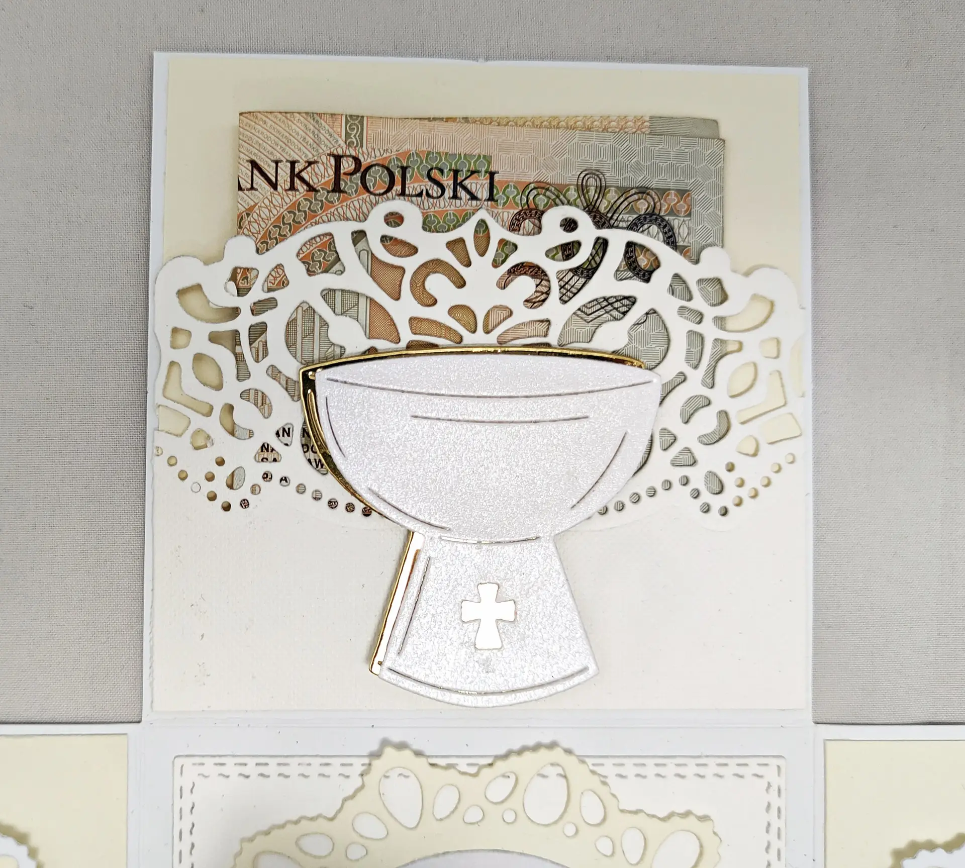 ścianka exploding boxa na chrzest z zakładką na pieniężny upominek i motywem chrzcielnicy, dekoracyjna kieszonka na banknot w środku pudełka, symboliczna dekoracja sakramentu chrztu