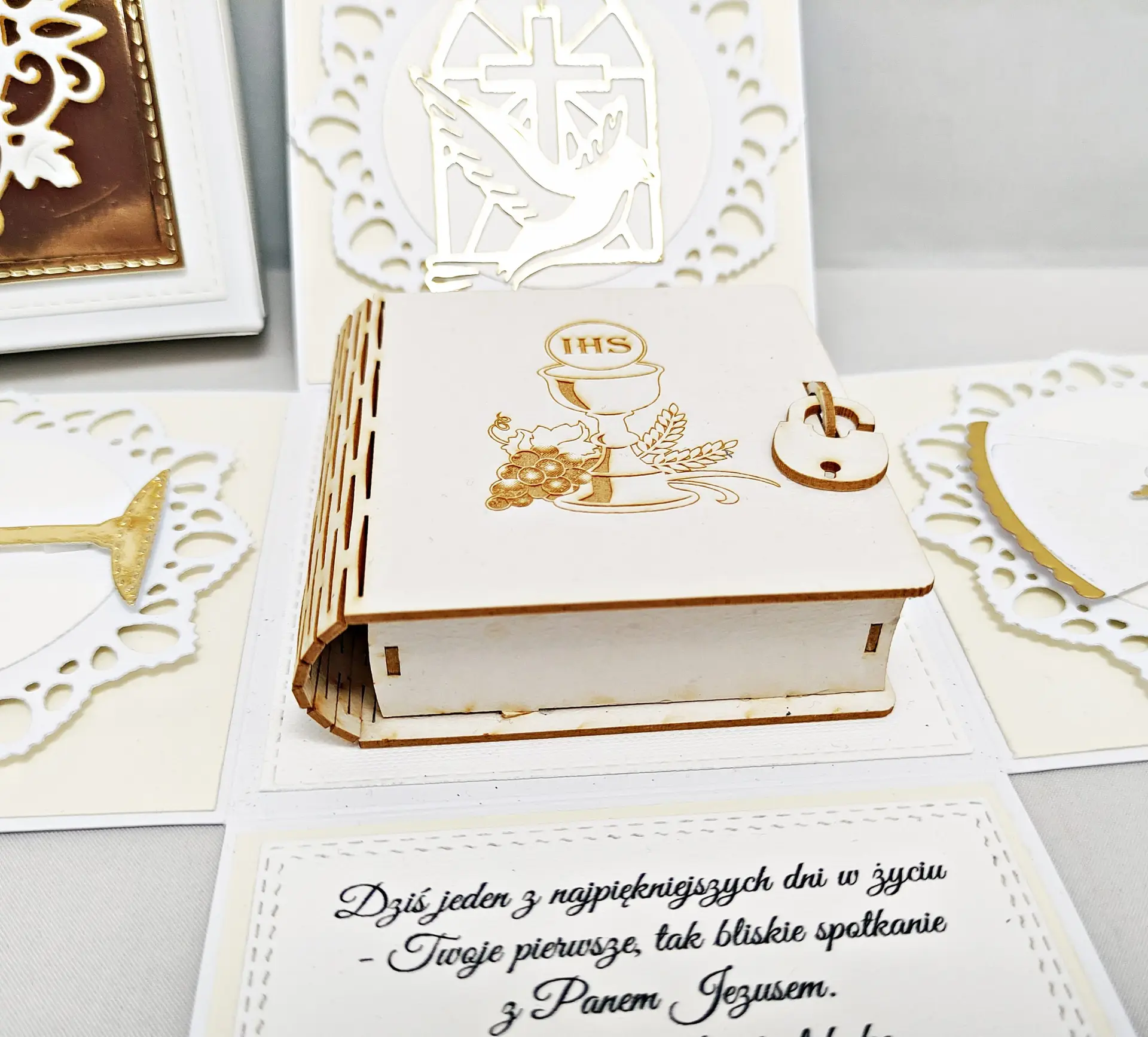 Zbliżenie na zamknięte pudełko 3D na biżuterię w środku exploding boxa na I Komunię Świętą dla dziewczynki