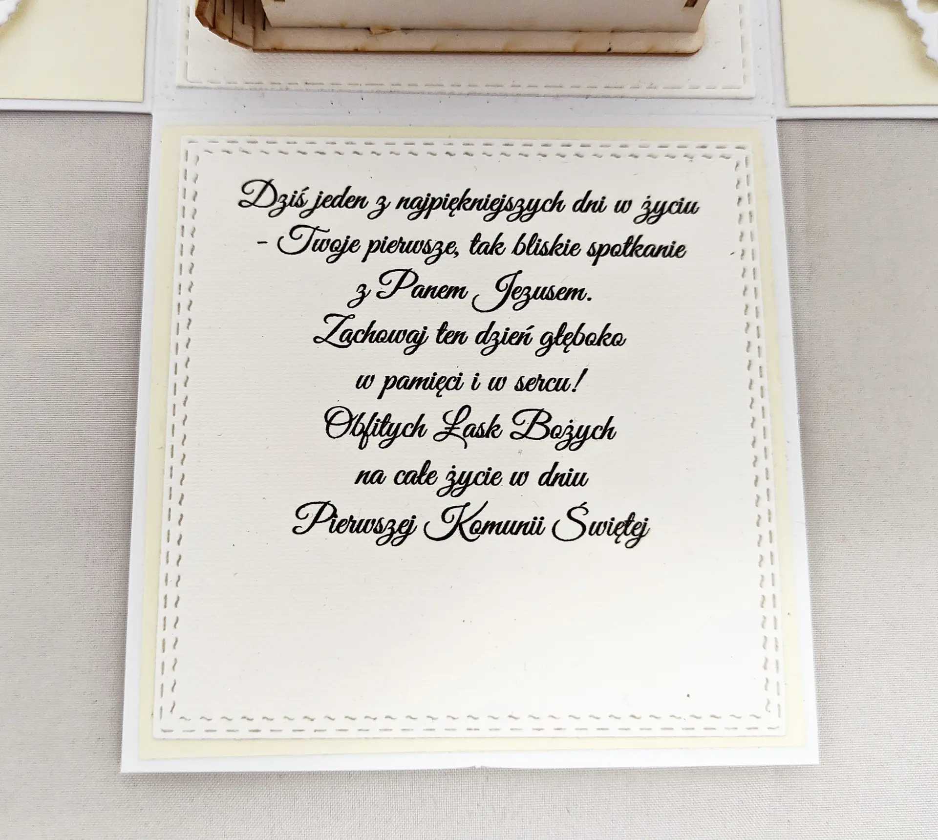 Ścianka exploding boxa na I Komunię Świętą z gotowymi życzeniami dla dziewczynki, miejsce na podpis i osobistą dedykację