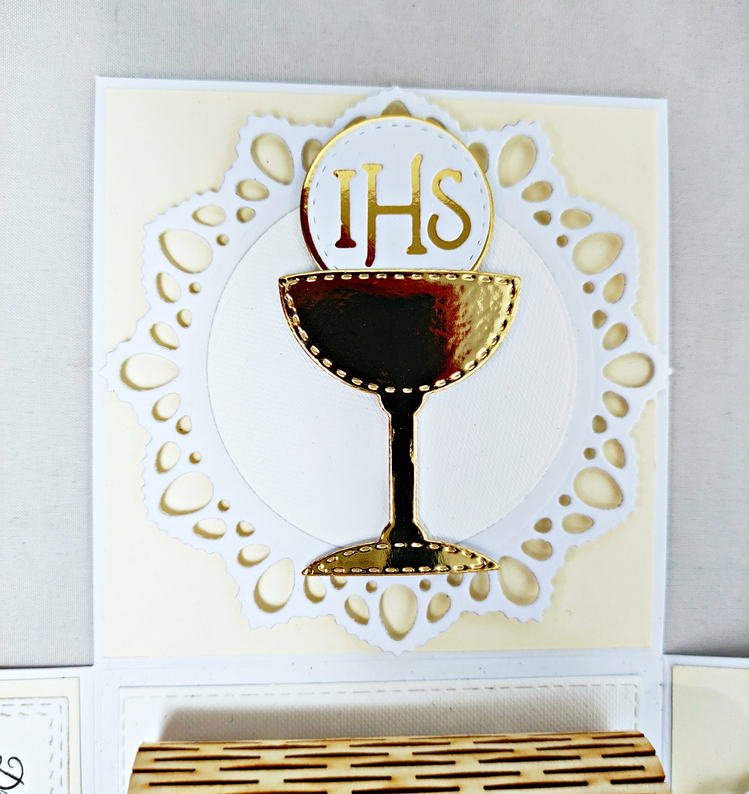 Ścianka exploding boxa na I Komunię Świętą z kielichem i symbolem IHS, złoto-biała dekoracja komunijna
