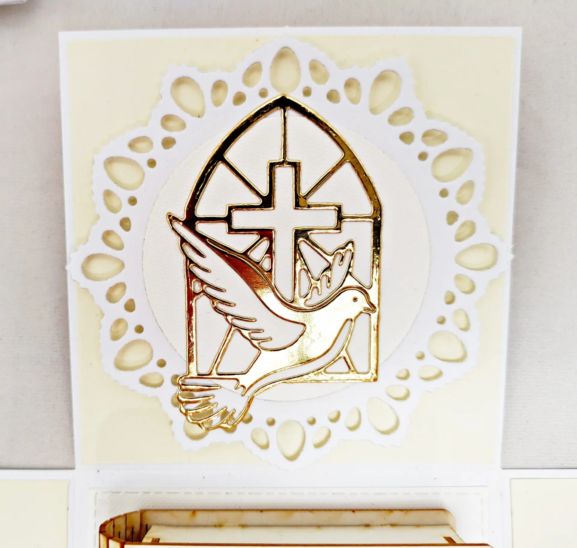 Ścianka exploding boxa na I Komunię Świętą z gołębicą na tle krzyża, symbol Ducha Świętego i błogosławieństwa