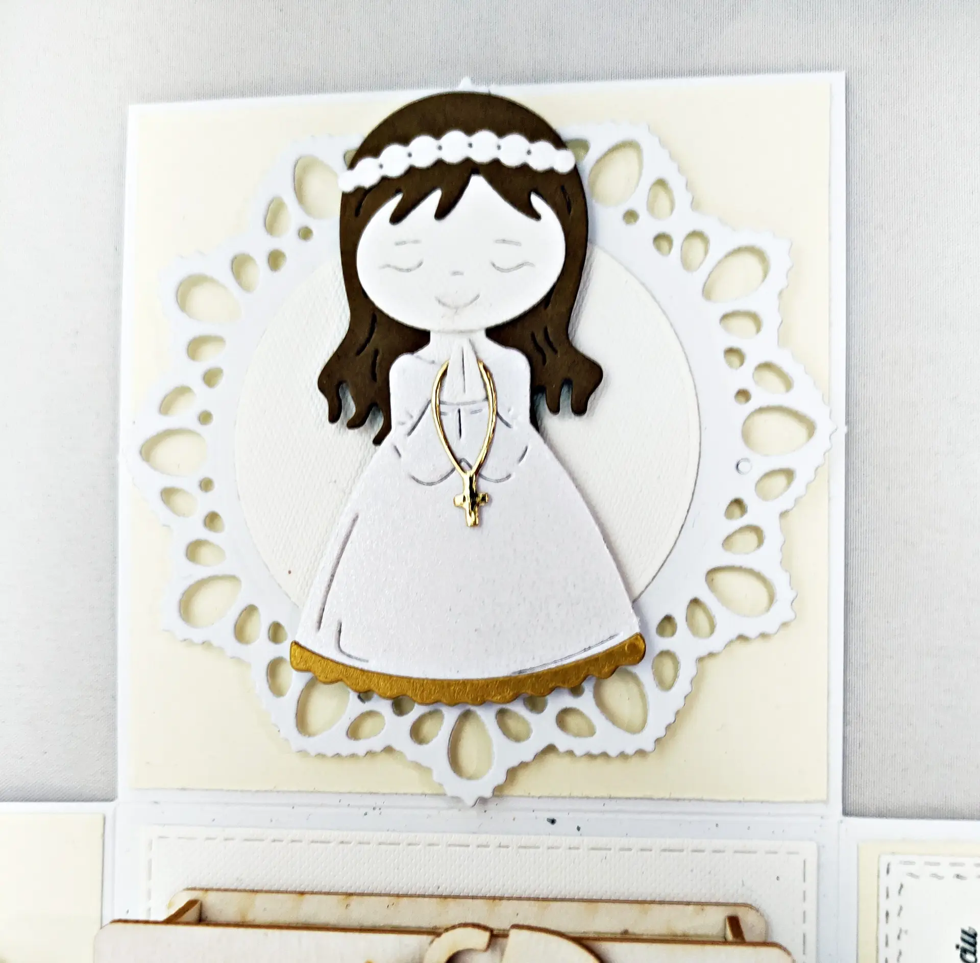 Ścianka exploding boxa na I Komunię Świętą z motywem dziewczynki komunijnej, dekoracyjna ilustracja sakramentu