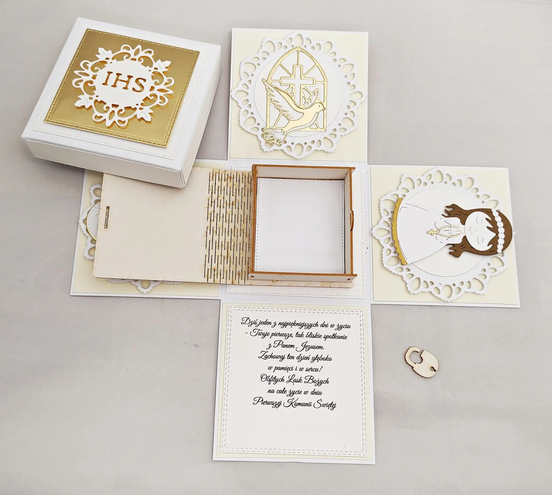 Widok z góry na exploding box na I Komunię Świętą z otwartym pudełkiem 3D w środku, idealnym na biżuterię lub drobny upominek