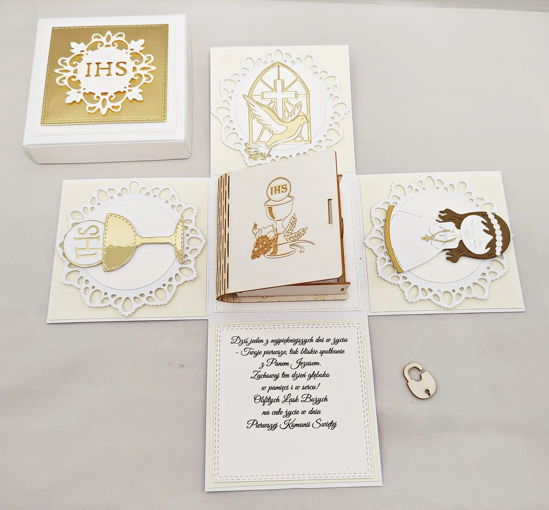 Widok z góry na otwarty exploding box na I Komunię Świętą z zamkniętym pudełkiem 3D na biżuterię pośrodku i czterema dekoracyjnymi ściankami