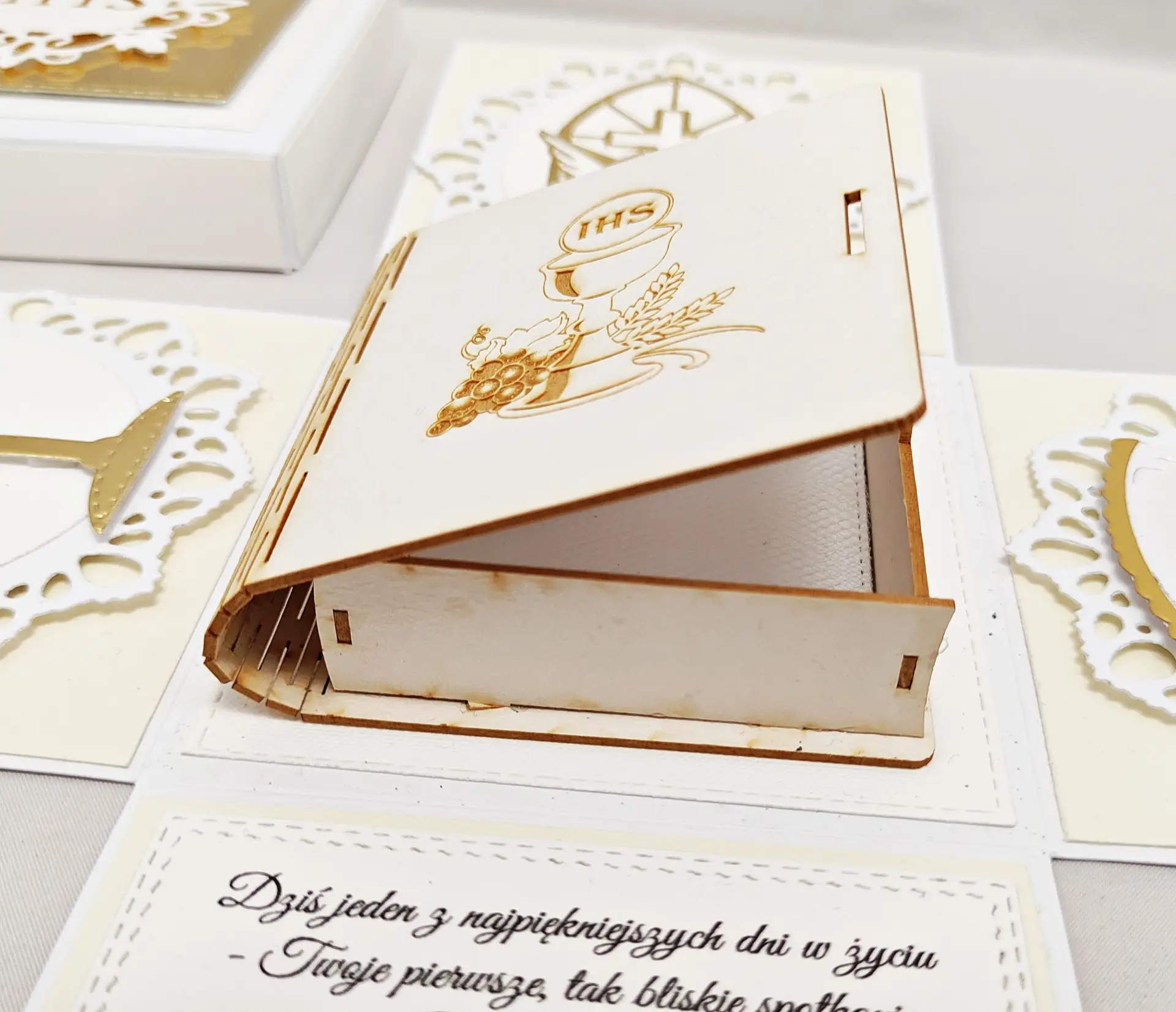 Zbliżenie otwartego pudełka 3D na biżuterię w exploding boksie na I Komunię Świętą, miejsce na drobny upominek dla dziewczynki