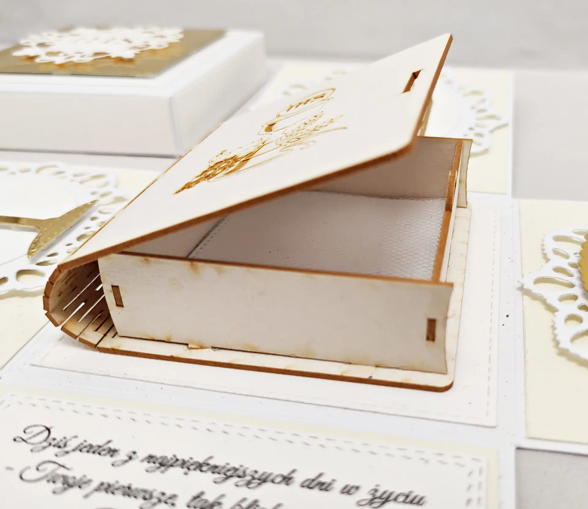 Detal otwartego pudełka 3D w exploding boksie na I Komunię Świętą, eleganckie wnętrze na symboliczny prezent komunijny