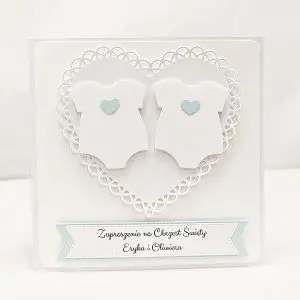 Zaproszenie na Chrzest Święty bliźniaków – dwóch chłopców z motywem białych bodziaków z błękitnymi serduszkami, ręcznie robiona kartka