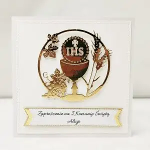Zaproszenie na Pierwszą Komunię Świętą z kielichem i symbolem IHS w okręgu, na białym papierze wizytówkowym, eleganckie biało-złote zaproszenie bez lustrzanego tła.