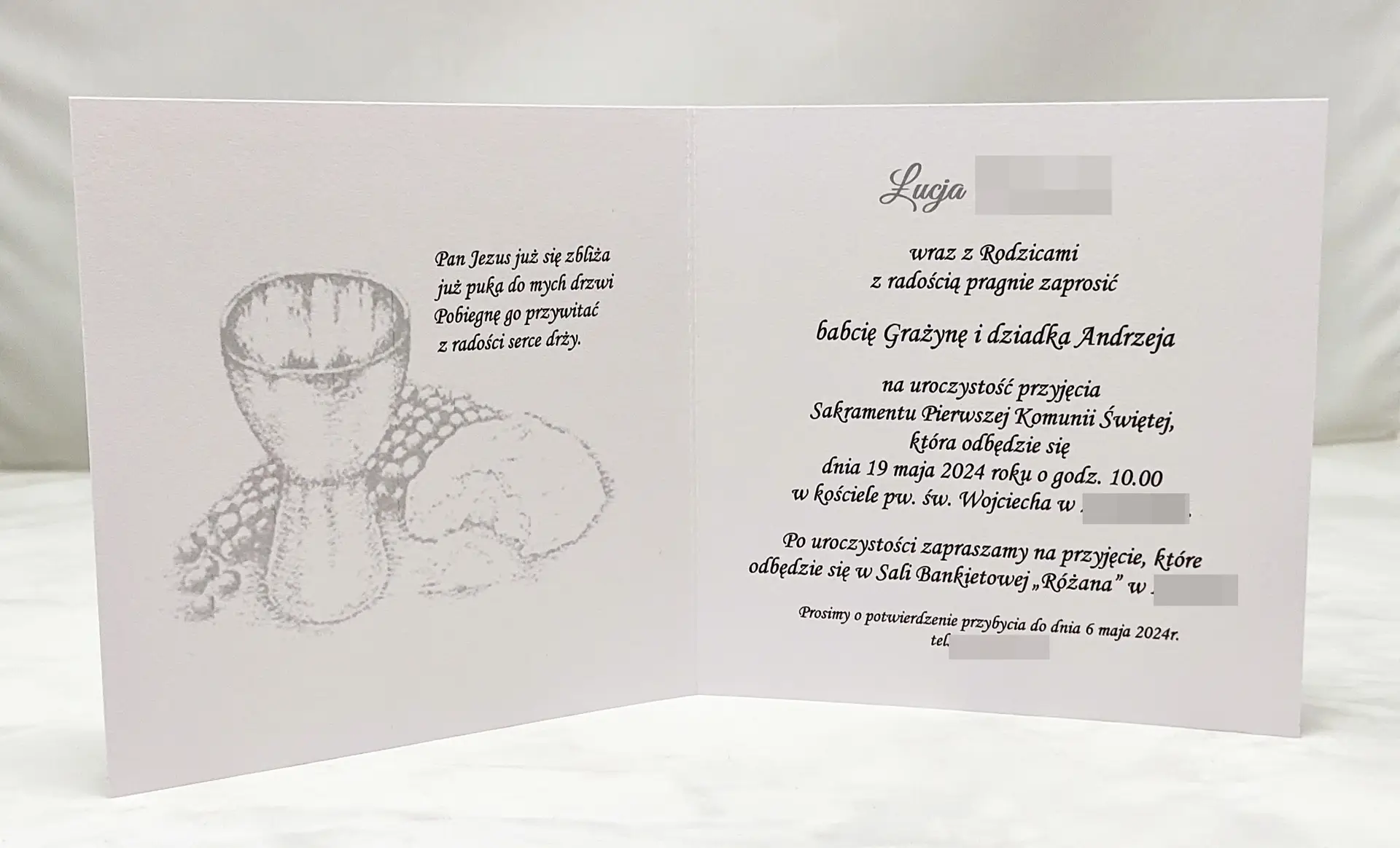 Środek zaproszenia komunijnego z uniwersalnym tekstem i imieniem dziecka w kolorze srebrnym, delikatna, elegancka kompozycja do zaproszeń komunijnych.