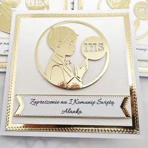 Zaproszenie na Pierwszą Komunię Świętą dla chłopca z sylwetką modlącego się chłopca i symbolem IHS, na białym papierze wizytówkowym z lustrzanym złotym tłem.
