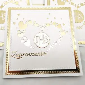 Pojedyncze zaproszenie na Pierwszą Komunię Świętą z sercem ułożonym z małych serduszek, symbolem IHS w środku i napisem „Zaproszenie” na białym tle.