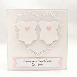 Zaproszenie na Chrzest Święty bliźniaczek – dwóch dziewczynek z motywem białych bodziaków z różowymi serduszkami, ręcznie robiona kartka