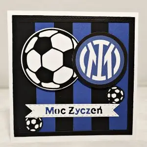 Ręcznie robiona kartka piłkarska Inter Mediolan w pionowe czarno-niebieskie paski z herbem klubu, motywem piłek i napisem „Moc życzeń” idealna na urodziny dla kibica