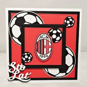 Ręcznie robiona kartka piłkarska w czerwono-czarnych barwach AC Milan z herbem klubu, motywem piłek i napisem urodzinowym jako oryginalny prezent dla fana
